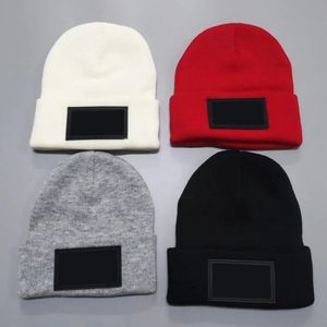 Sıcak kış şapkası Noel için Noel Kadınlar Spor Moda Beanies Kafatalar Chapeu Caps Pamuk Gorros Yün Şapka Örgü Kapak Beyaz Siyah Kırmızı Gri Beanie