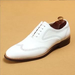 Erkekler için beyaz deri ayakkabılar lüks kaliteli düğün damat elbise orijinal deri klasik tasarımcı broues erkekler giyinme ayakkabıları