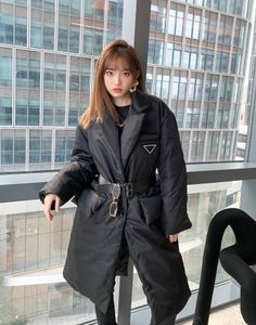 Женское дизайнерское пальто с большим карманом, черное длинное пуховое пальто с поясом на груди, металлическое украшение с логотипом, пальто длиной до колена