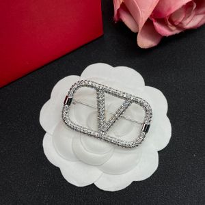 luxury broche brooches designer brooch for women men v letter pins Brooches 18K Gold Plated inlaid diamond Pearl broche mens designer jewelry for party gift