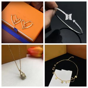 New Fashion Top Luxury Look Designer Plated Layered Heart Necklace Dainty Gold Choker for Women Bracklets Pendant Perfect Jewelry Gift for Womens