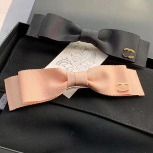 Saç klipsleri barrettes moda lüks tatlı bowknot pins barrettes kızlar kişilik mektupları aşk yay düğüm kelebek tasarımcı pembe saç kekleri