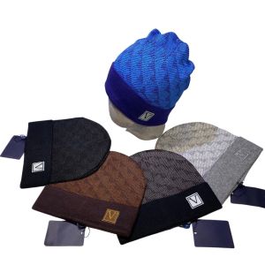 Yüksek kaliteli tasarımcı Beanie klasik mektup örgü bere kapakları erkekler için sonbahar kışlık sıcak kalın yün nakış soğuk şapka çift moda sokak şapkaları