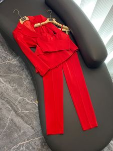 2023 Sonbahar Beyaz / Siyah Sıcak Pembe Kırmızı İki Parçalı Pantolon Setleri Uzun Kollu Çentikli-Lapel Tek Göğüslü Blazers Uzun Pantolonlu Kurtimül Seti Üç Parça Takım D3O071356