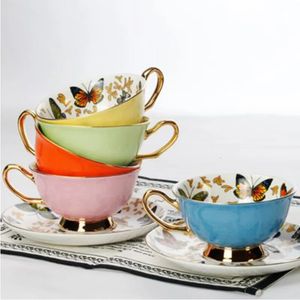 Kupalar kahve fincanı porselen yüksek kaliteli kelebek çiçek çay fincanı tabağı seti İngiliz ikindi çay saati seramik fincan ofis içkisi 231010