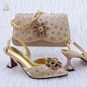 Sapatos de vestido Qsgfc ly chegou estilo clássico cor de ouro bolsa de mão feminina combinando salto alto sapato de festa de casamento africano e conjunto de saco 231012