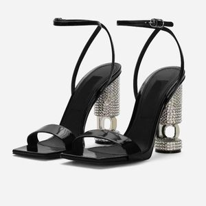 Parlak buzağı deri sandalet kadınlar kristal kaplı harf silindirik topuk kare ayak parmakları tıknaz topuk elbise ayakkabıları lüks tasarımcı ayakkabı ayak bileği kayış fabrika ayakkabı