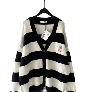 Loewee Designer Sweater Orijinal Kalite Sonbahar Yeni Örme Kontrast Stripe Uzun Kollu Tek Göğüslü V Yastılı Vazı Gevşek Çok Yönlü Kadınların Üstü