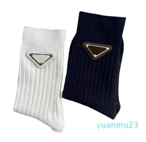 Tasarımcı çorap lüks erkek bayan pamuk çorap klasik p harfi rahat yüksek kaliteli moda flaş hareketi orta tüp