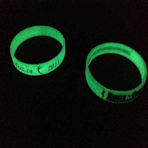 Koyu Debossed Renk Dolu Bilezik Noctilucent Promosyon Hediyesinde Özel Bilek Bant Glow