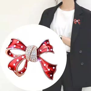 Moda Bowknot Brooches Kadınlar için Klasik Rhinestone Bow Knot Çiçek Partisi Ofis Broş Pimleri Kırmızı Kristal Yay Broş Zen