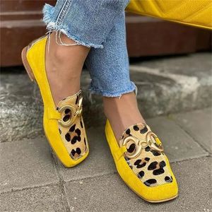 Sapatos de vestido faux camurça mulheres primavera mocassins femininos cabeça quadrada metal prendedor boca rasa único dropshopping 231019