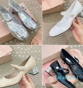 Miui Mary Jane Heels Ladies Resmi Ayakkabı Sandalleri Lüks Moda Patentli Deri Orta Topuk İnci Taş Topuk Siyah Beyaz Gümüş Metal Tasarımcı Parti Düğün