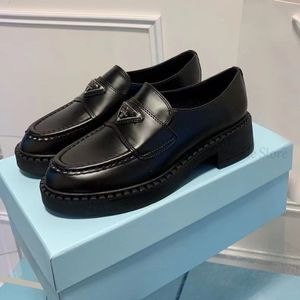 Lüks monolit üçgen logo loafers ayakkabı tasarımcısı klasikler balck deri kadın ayakkabıları kalın dip dişli üçgen p gündelik platform loafers c1020-6