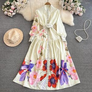 Sıradan elbiseler Clothland kadınlar zarif çiçek gömlek elbise kemeri uzun kollu bir çizgi beyaz sevimli tek parça ayak bileği uzunluğu maxi qd038