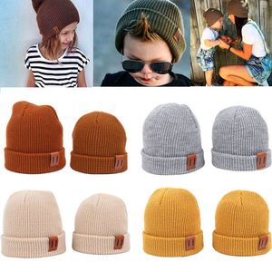 Sonbahar Kış Kış Ebeveyn-Çocuk Beanie Şapkaları Klasik Örme Anne-Çocuk Beanie Sade Deri Etiket Saf Renk Sıcak Örgü Şapkalar Pembe Kırmızı Bej Siyah Gri Sarı