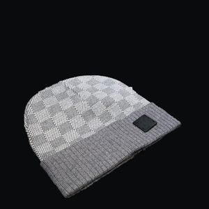 Yeni şapka tasarımcısı 2023 Moda Seti Erkekler Kış Markası Saten Damalı Eşarp Skate Skateboard Cap Siyah Kadın Beanie Neckerchief