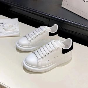 Unisex Koşu Ayakkabı Tasarımcı Sneaker Kadın Adam Lüks Dantel Up Deri Hızlı Nakliye Kutu Konforu Sıcak Üst Klasik Klasik Yaz Dış Ayakkabı Dışarı