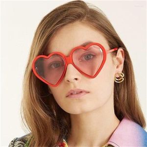 Güneş gözlüğü kırmızı kalp şekilli modaya uygun büyük vintage güneş gözlükleri kadın plastik çerçeve lüks tasarımcı shadessunglasses