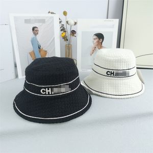 Tasarımcı Balıkçı Şapka Bahar ve Sonbahar Katı Siyah Beyaz Mektup Logosu Balıkçı Şapkası İşlemeli Kova Şapkası Güneş Koruyucu Boş Zaman Şapkası