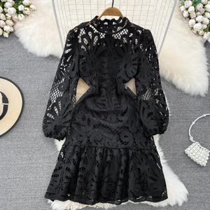 Sıradan elbiseler moda bayanlar ince a-line fırfır kancası çiçek içi boş elbise standı yaka kabarcık kılıf bel büzülmesi beyaz siyah uzun dantel