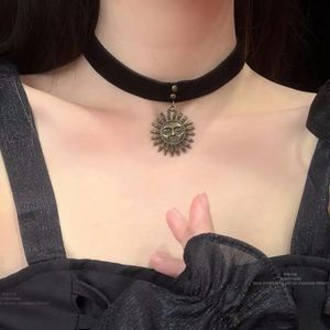 Chokers gotik hip hop y2k mücevher kadın leon mathilda kolye kızlar siyah kadife kurdele retro güneş şekilli cezalandırma 231025