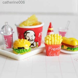 Mutfaklar Yemek Oyun 1/6 Ölçekli Pretend Play Minyatür Dollhouse Mini Hamburger Patates Kızartması Fast Food BJD Barbies Bebek Mutfak Aksesuarları Tobil231026