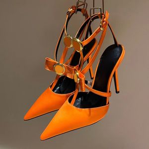 Şerit Kafesi Satln Pompalar Kadın Lüks Tasarımcı Ayakkabı 105mm Dairesel Toka Dekorasyon Ayak Bileği Kayış Yüksek Topuklu Bowtie Elbise Ayakkabı Ayak parmakları Stiletto Topuk Sandal