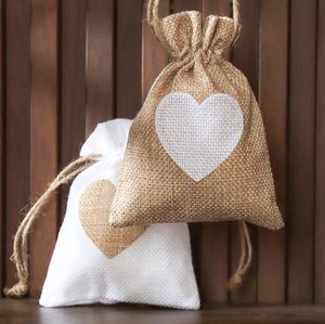 Маленькая мешковина обертывание сердца подарочные пакеты с шнуркой джутовой ткани мешочки для свадебного душа Рождество День святого Валентина