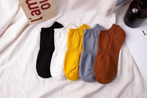 Erkek çorapları 5 çift/lot bahar yaz gündelik erkekler ayak bileği pamuk çok renkli harajuku varış hediye nefes alabilir sevimli astarlar