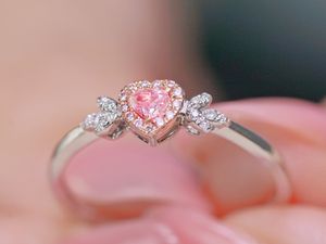 22090602 Yan taşlarla pembe elmas yüzükler 0.15ct kalp şeklinde 0.1CT AU750 18K Beyaz Altın Nişan Sevimli Genç Kız Doğum Günü Hediyesi Kadın Mücevherleri