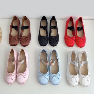 2022 Sapatos Femininos de Seda Couro Genuíno Sapatilhas de Balé com Nó Borboleta Adoráveis Sapatos de Designer com Bico Quadrado Gravata Laço Deslizamento na Mola