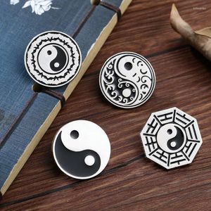 Broşlar klasik tai ji yin yang emaye pim gümüş renkli yaka siyah beyaz Çin taoizm işaret rozeti vintage mücevher kadın erkekler hediye