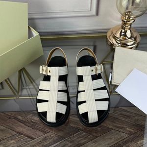 Модные женские сандалии роскошные дизайнерские дизайнерские кожаные тапочки плоские резиновые пляжные туфли римские шлепанцы шлепанцы.