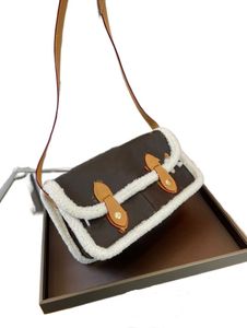 Yün haberci çantalar Sonbahar ve kış kuzu bayanlar klasik presbyopia desen flep omuz çanta siyah ve beyaz moda sevimli crossbady tasarımcı cüzdan 25cm