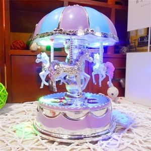 Декоративные предметы фигурки роскошная карусель музыкальная коробка 3 лошади вращают светодиодную световую сияющую ротацию романтические игрушки.