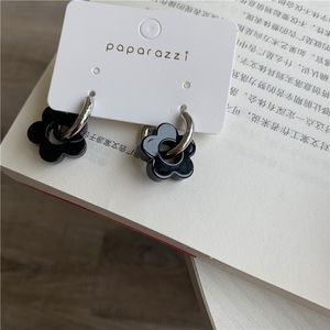 Серьги обруча 2022 Корея Винтажный черный смола Полый цветок серебряный цвет металлическая серьга для женщин эстетические украшения