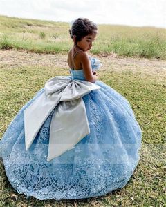 2022 Açık Mavi Kızlar Pageant Elbiseleri Dantel Aplikler Gümüş Büyük Yay Çiçek Kız Elbise Çocuklar Uzun Spagetti Kayışları Çocuk Doğum Günü Elbise Süpürme Tren