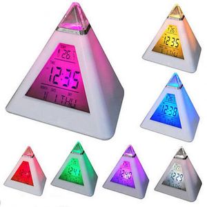Dijital LED çalar saat 7 renk değiştirme gece ışık zamanı sıcaklık göstergiyle piramit şekil masası saati
