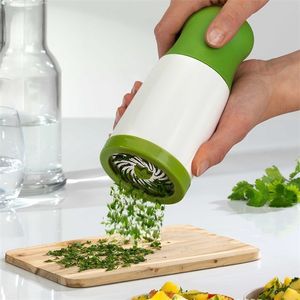 Mills Manual Herb Grinder Detachable Spice Cutter Mill with Stainless Steel Blade Food Parsley Herb Vegetable Grinder Shredder 220827