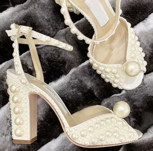 Mükemmel Akşam Sabine Sandals Ayakkabı Düz ​​Beyaz Saten Pompaları Tüm Over-Over Pearl Semelleme Romantik Zarif Düğün Gelin Dressevening Sandalias
