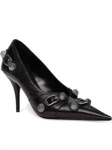 Kadın Lady Yeni Elbise 2024 Ayakkabı Koyun Derisi Deri 7cm Stiletto Yüksek Topuklular Pillage Sinek Ayak parmakları V Stil Açık Perçinler Toka Metal Pompası Partisi Düğün Boyutu 34-43 68501