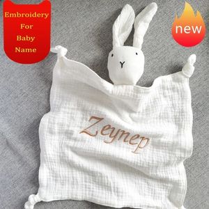 Bibs Burp Cloths Name Embroided Kids Sleep Toy Soothe Appease Towel Custom born Sleeping Dolls Baby Cotton Muslin Comforter Blanket 221203