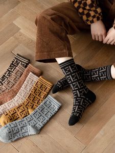 Yün FF Çoraplar Çocuk Orta Tüpü Ins Moda Sonbahar ve Kış Sıcak Mektup Kazık Kadın Çok yönlü çorap