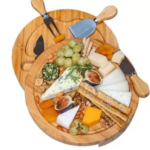 Бамбуковые кухонные инструменты сырная доска и ножи, расположенные вокруг колбаковых досок, поворотные мясные блюда.