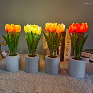 Luci notturne LED Tulip Light Lampada da tavolo con fiori artificiali Atmosfera romantica per l'arredamento della camera da letto sul comodino