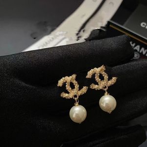 Moda di marca in rilievo fascino C orecchini di perle Orecchini di design Ladies Party Wedding Couple Gift Jewelry