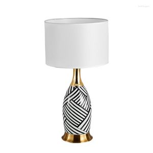Masa lambaları Modern basit siyah beyaz seramik vazo çizgili lamba LED kumaş yatak odası çalışması oturma odası aydınlatma E27 masa fikstürü