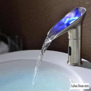 Смесители раковины ванной комнаты светодиодные датчики водопада латун