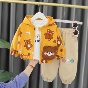 2023 Bahar Sonbahar Çocuklar Erkek 3 PCS Giyim Set Karikatür Ayı Kapşonlu Hendek Hırka Ceket Pamuklu Tshirts Sıradan Pantolon Bebek Erkek Giysileri Takım